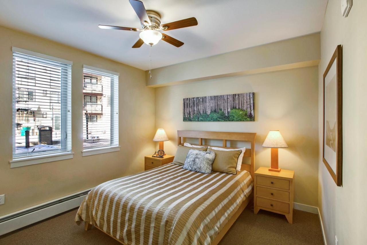 Ski-in/ski-out Luxury Condo: Mountain Views & Hot Tub Retreat Holiday home *