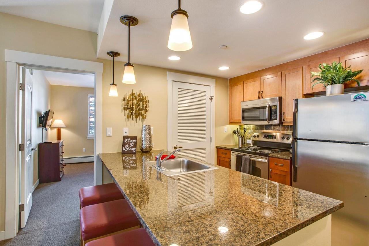 Ski-in/ski-out Luxury Condo: Mountain Views & Hot Tub Retreat