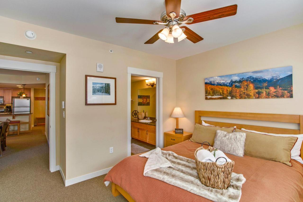 Ski-in/ski-out Luxury Condo: Mountain Views & Hot Tub Retreat Holiday home *