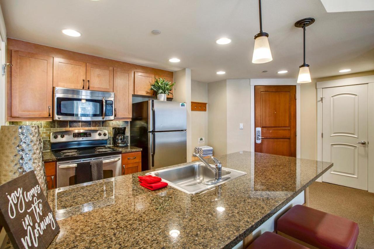 Ski-in/ski-out Luxury Condo: Mountain Views & Hot Tub Retreat