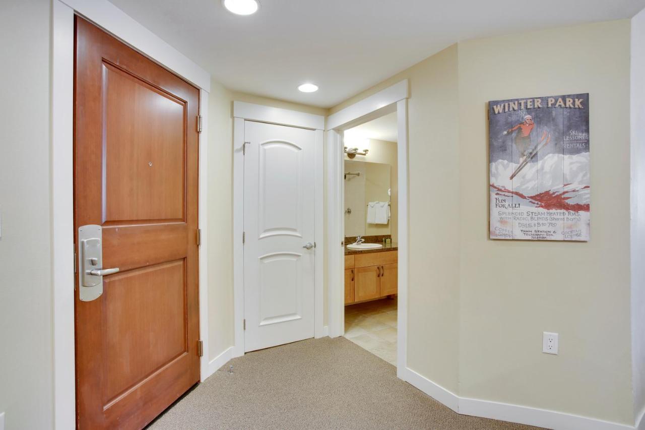 Ski-in/ski-out Luxury Condo: Mountain Views & Hot Tub Retreat Holiday home *