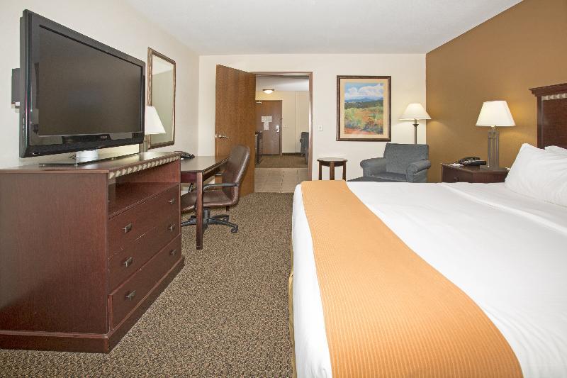 Hotel Holiday Express & By Ihg 3*